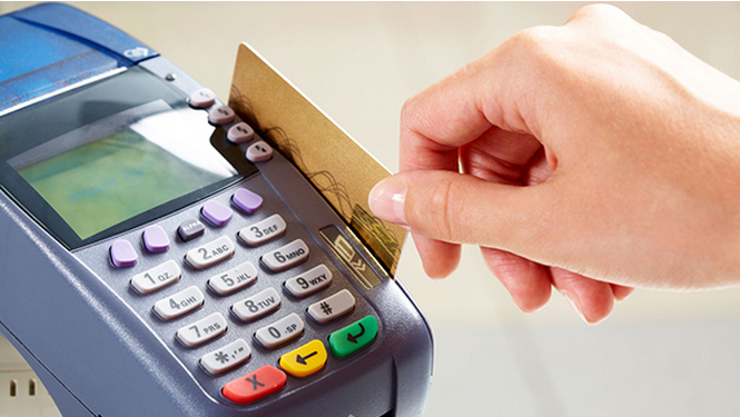 多傢銀行開查信用卡套現，POS機以卡養卡存巨大隱患。-圖2