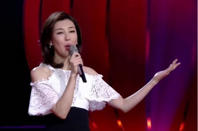 主持人|曾是央视最美主持人,因身材太好被关注,丈夫长相却不出众