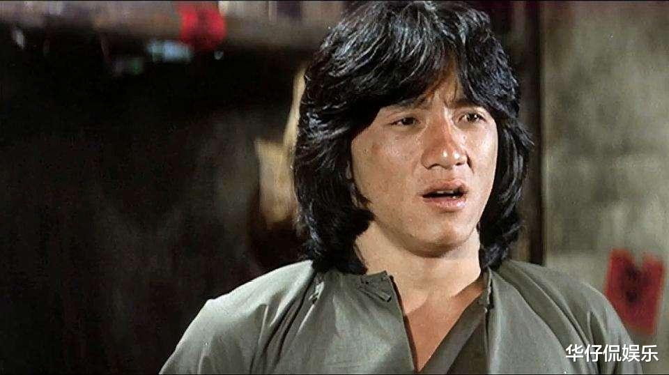 「成龙」成龙唯一不敢演的一场戏，由替身完成，成龙事后送他一辆法拉利。