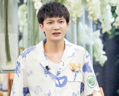 周深|《青春环游记》周深追镜头唱superstar，喘不过气也要为自己伴舞