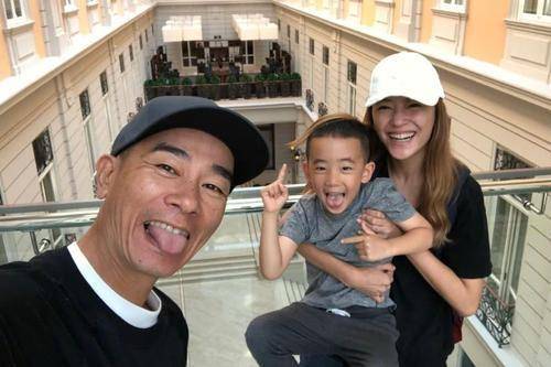 「陈小春」因一句话害亲弟弟被卖,27岁获金像奖,31岁浪子回头,53岁生二胎