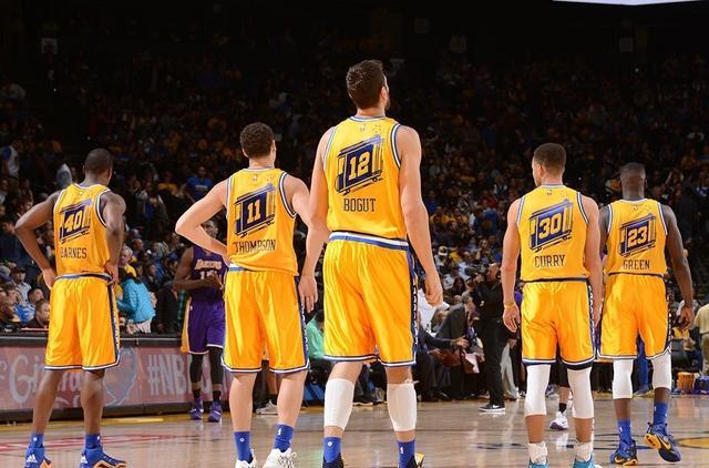 勇士队|放弃莫里斯+追伊巴卡？湖人最强战略或曝光，网友：针对勇士！