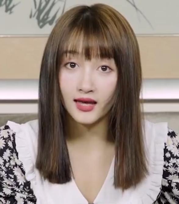 关晓彤|有种“整容”叫关晓彤剪刘海，以为会很少女，看清正脸我闭嘴了