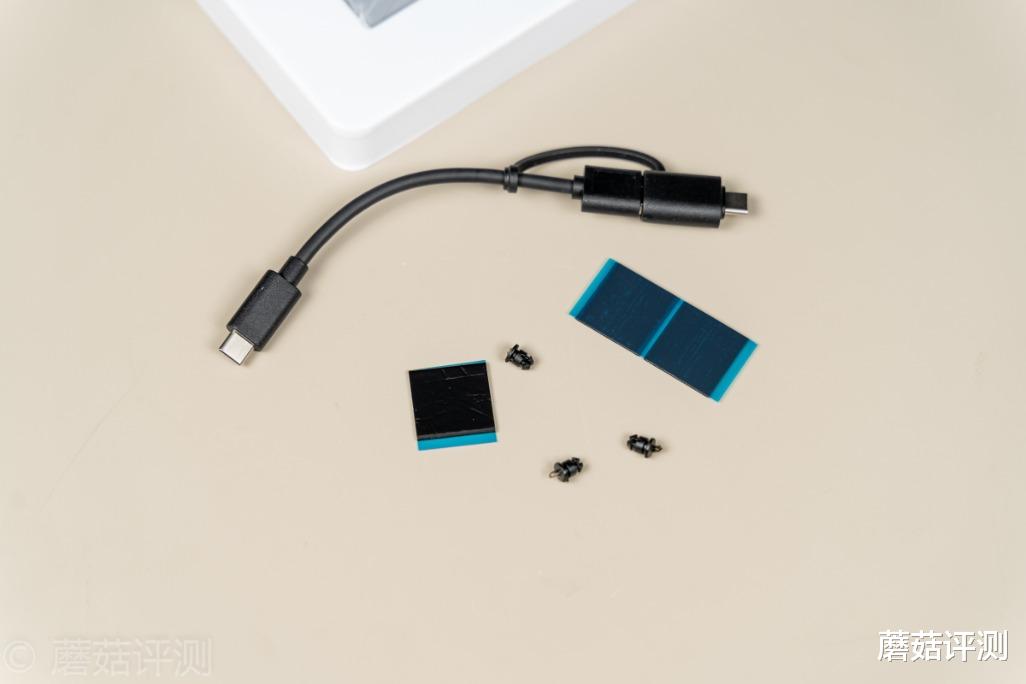 英特尔|极致冷静，高速稳定、优越者 M.2硬盘盒S209A 评测