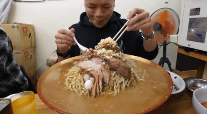 面条|大胃王挑战30斤“面条”，看清桌下的水杯后，网友：当我们瞎？