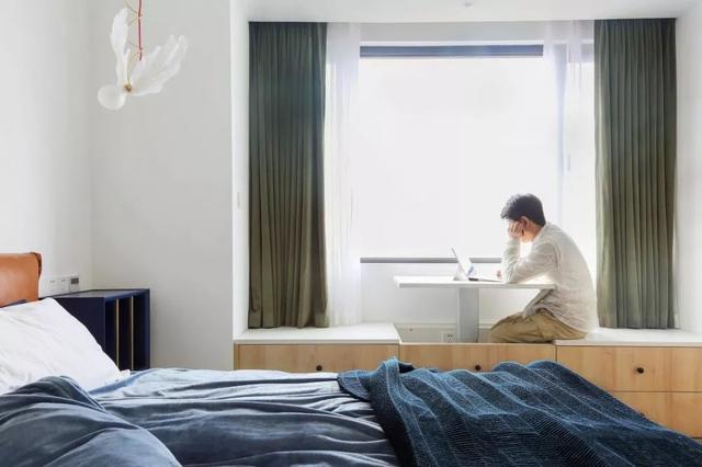 『』内飘窗占卧室面积,业主请师傅一锤砸掉,楼下邻居吓到要搬家!