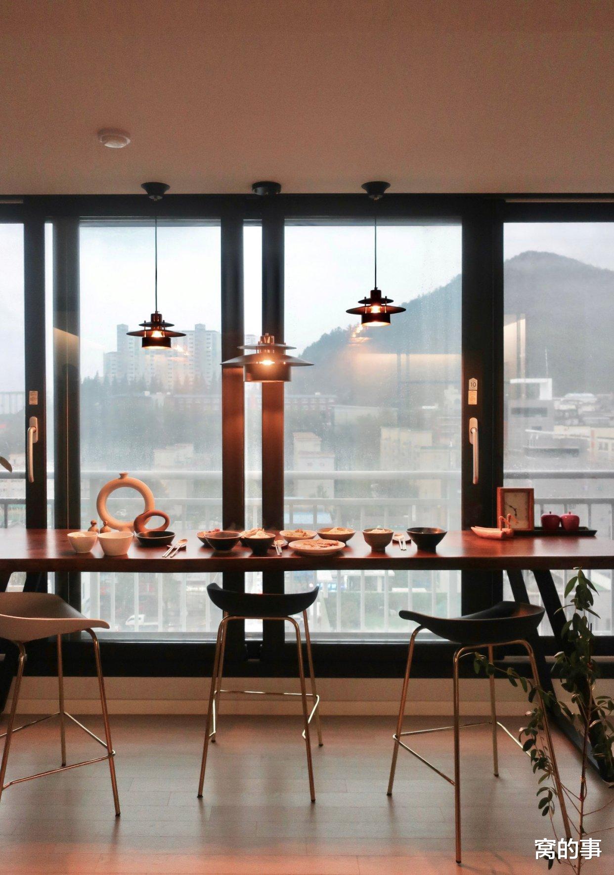 『设计师』这位70后女主，坚持把房子装成黑白灰格调，全屋高级场面令人着迷