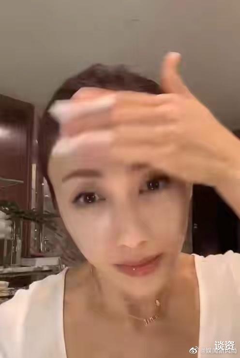 |49岁黎姿卸妆晒素颜，状态超好，身后豪宅浴室令人羡慕