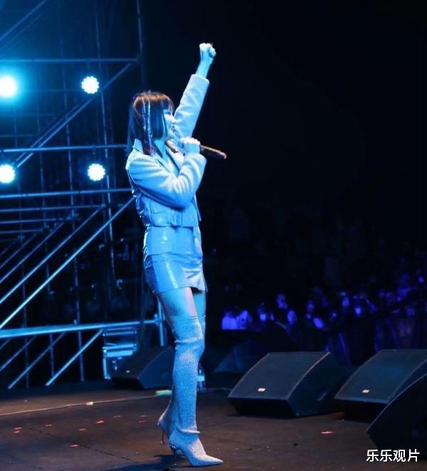 黄龄|黄龄工作室报平安，事故原因是舞台存在安全缺陷，工作人员的失职