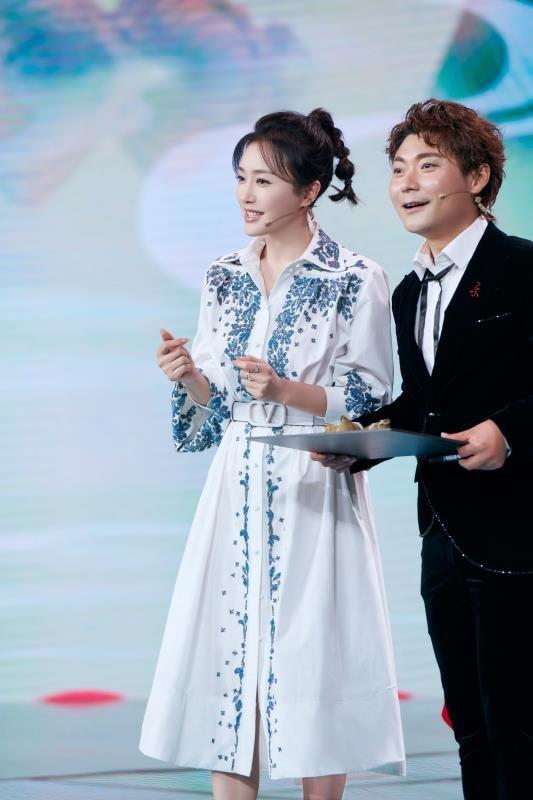 「秦岚」秦岚\接班\董卿，青花瓷国风礼服美翻了！稳赢小11岁李沁粽子裙