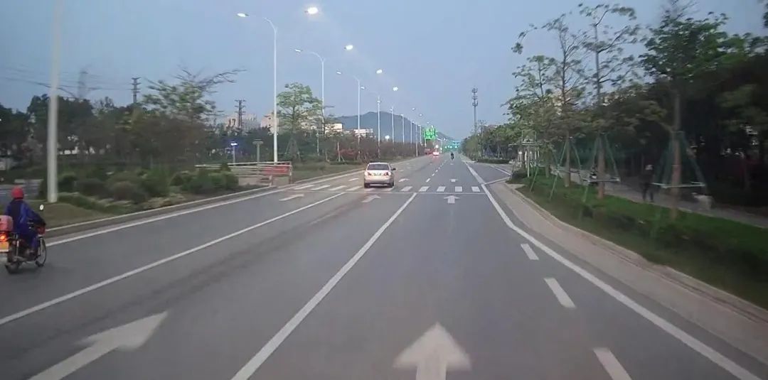 珠海交警|男子在斗门公交站台睡觉被小车飞撞当场丧命！车主夫妇双双被判刑！