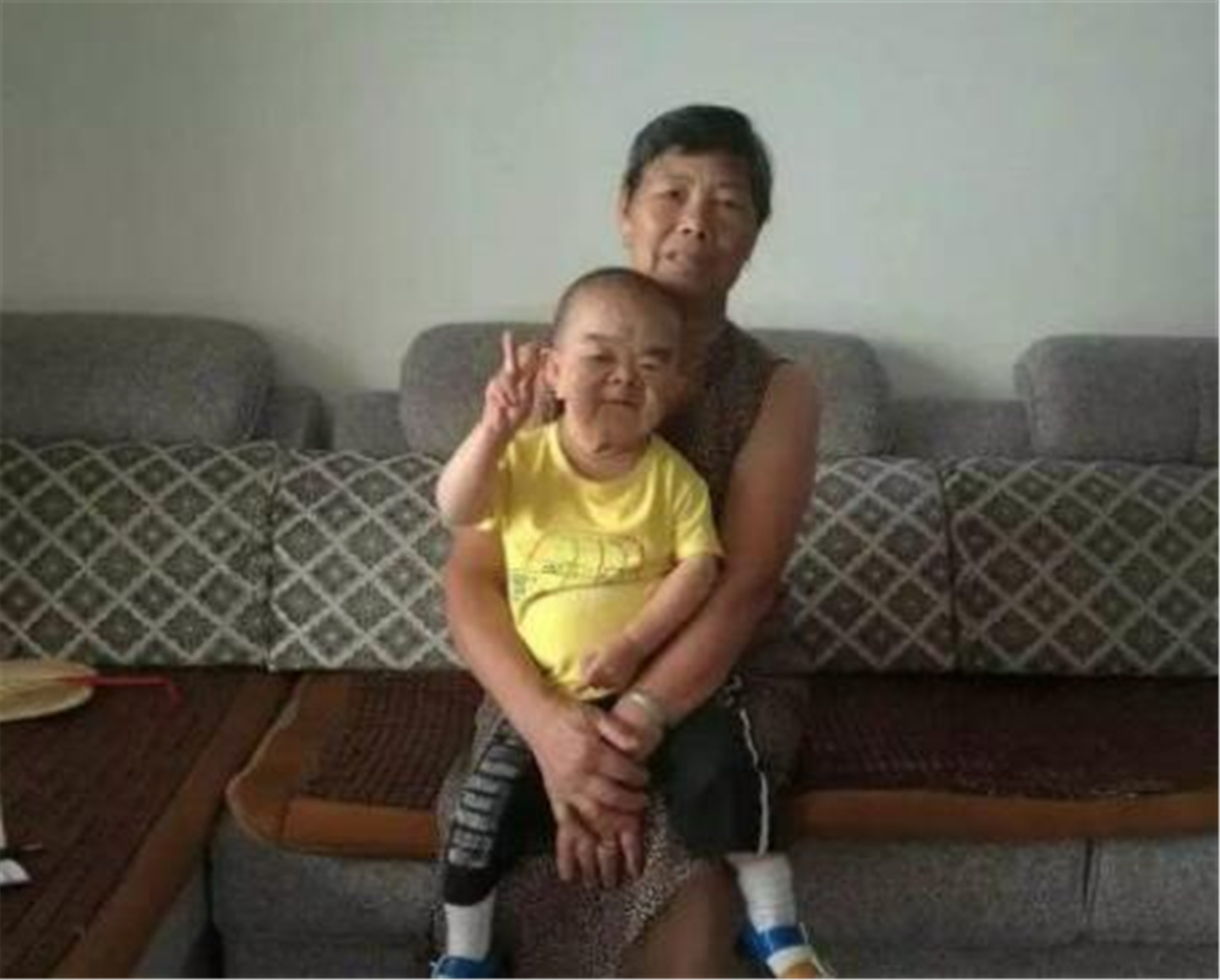 晓君侃史|四川“矮哥”高76厘米，只抽好烟，母亲因他40多年不改嫁