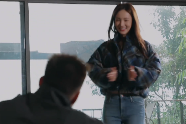 金晨|金晨被卡斯柏一把抱住，谁注意她下半身的姿势？是不是真爱其实很明显