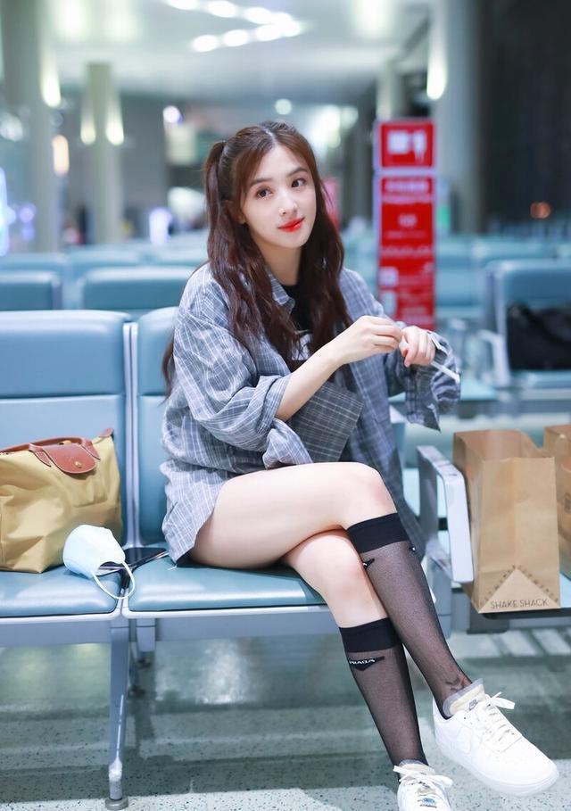 穿衣搭配|30岁张含韵也太少女了吧,扎双马尾穿格子衬衣,侧颜真的太像杨幂