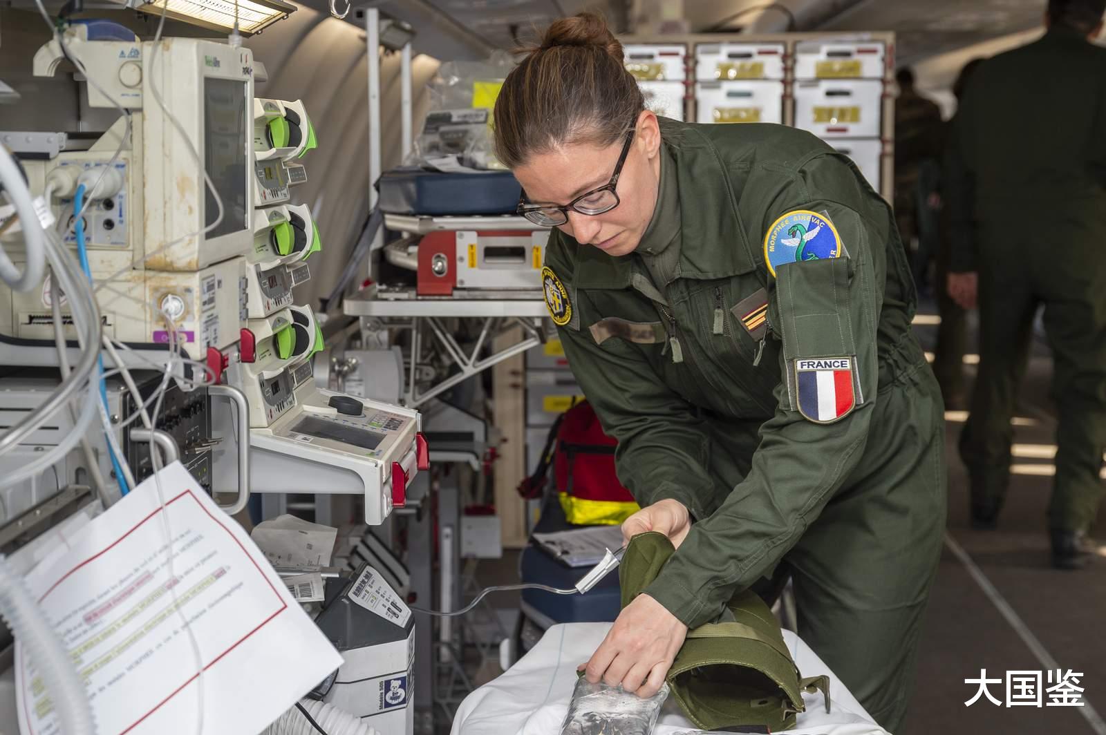 直升机▲又一大国进入战时状态，出动航母运送确诊患者，给全球提了个醒