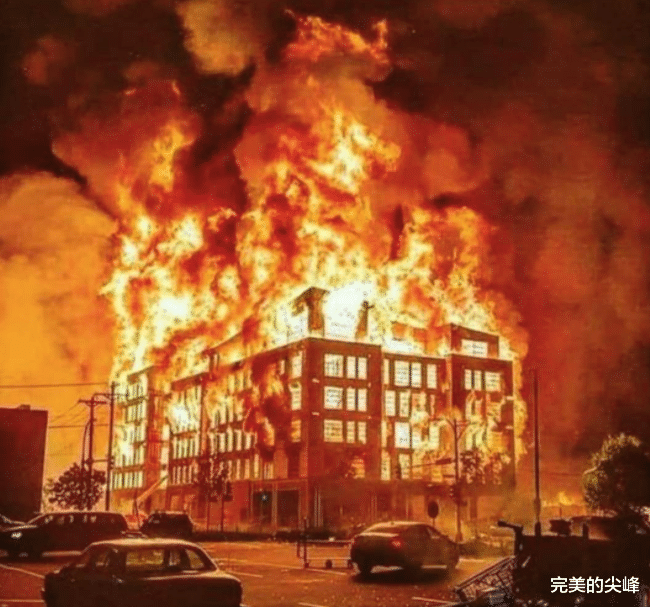 【美国】截止6月1日晚上18：05，美国暴乱再次升级，美媒：特朗普害怕了！