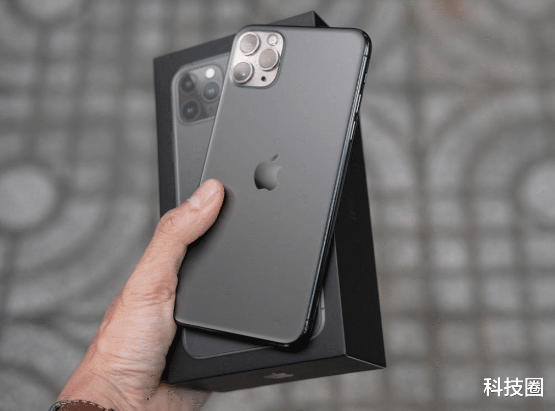 雷军@雷军说小米手机好被网友发现“偷偷”的用iPhone,尴尬了