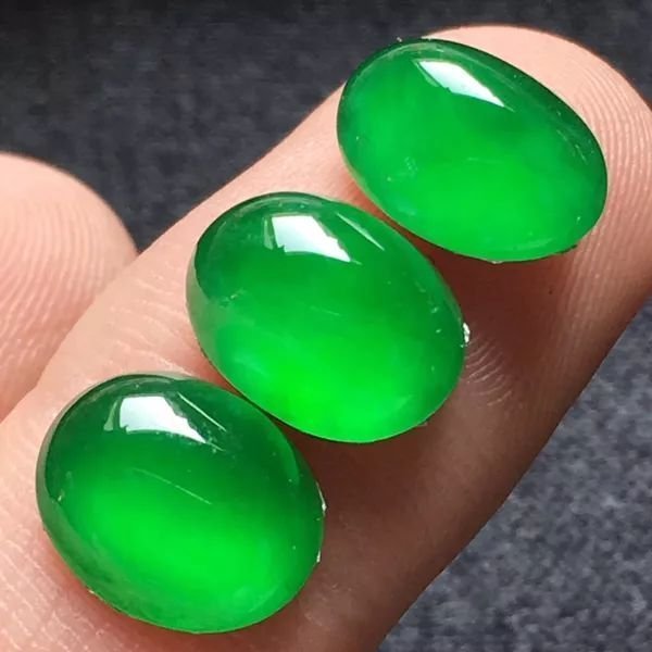 翡翠：小伙6万拿下的原石，切开喜提三件套翡翠首饰，可谓十分的低调