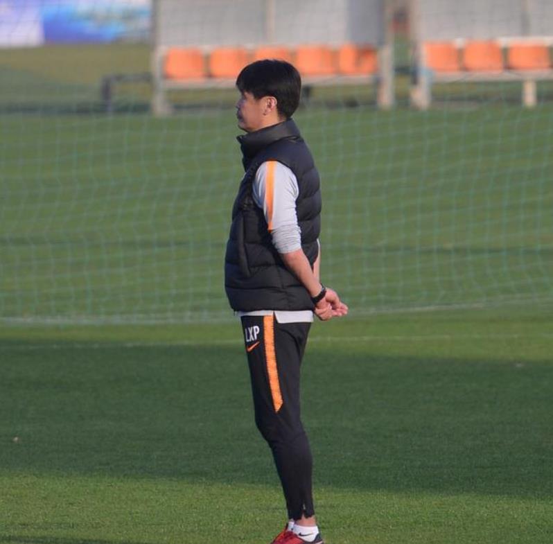 曼联■李霄鹏齐鲁德比备442强阵，8人缺席不泯求胜之心，山东球迷免费看