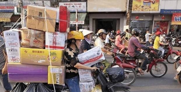 越南▲越南街头堆放大量人民币成“灾难”，美国拒绝帮忙，只能求助中国