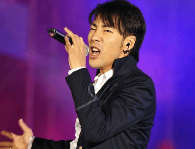 |他因一首歌曲爆火，却因为车祸瘫痪被女友抛弃，现如今走在街上都无人识