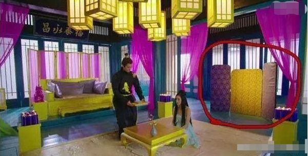 【电视剧】这些剧组真是“穷得掉渣”！床垫子当屏风、一个群演来回走，穷得只剩下演技了