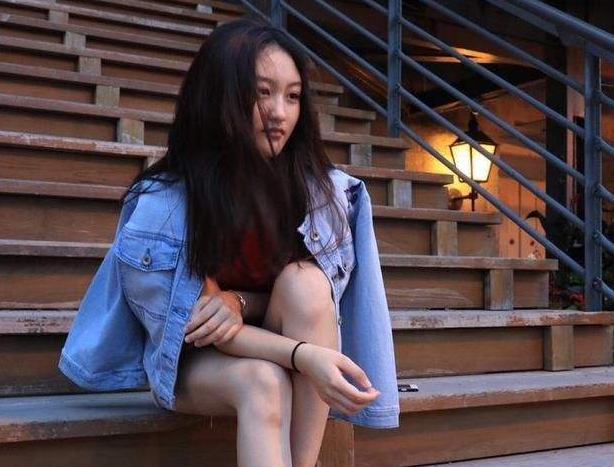 成龙|因长得漂亮，被成龙抱在怀中，6岁就登上春晚，现在“长残”变成这样