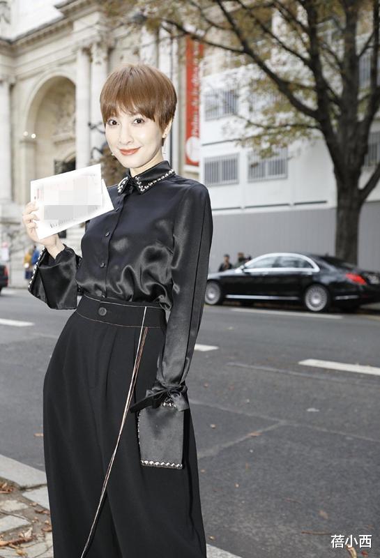 [阔腿裤]吴昕在国外也太会穿了吧！黑色衬衫配阔腿裤，只因剪了短发美翻了