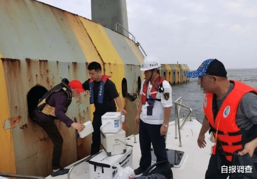 |胆子忒大了！十几名\钓友\竟坐船跑到港珠澳大桥的桥墩里垂钓！