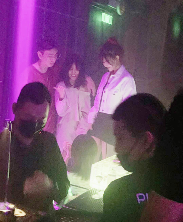 宋美娜|恋情实锤？王思聪夜店拥抱新欢宋美娜，全程独宠一人高调秀恩爱