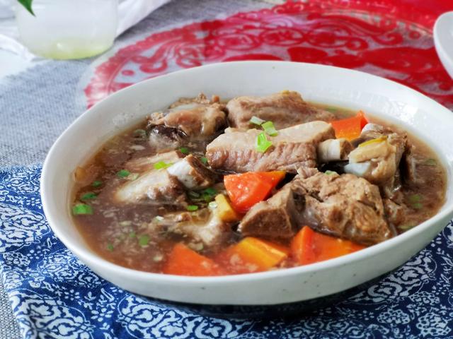 「排骨」排骨焯水后为什么又腥又柴？看了大厨的做法，原来是用错水了！