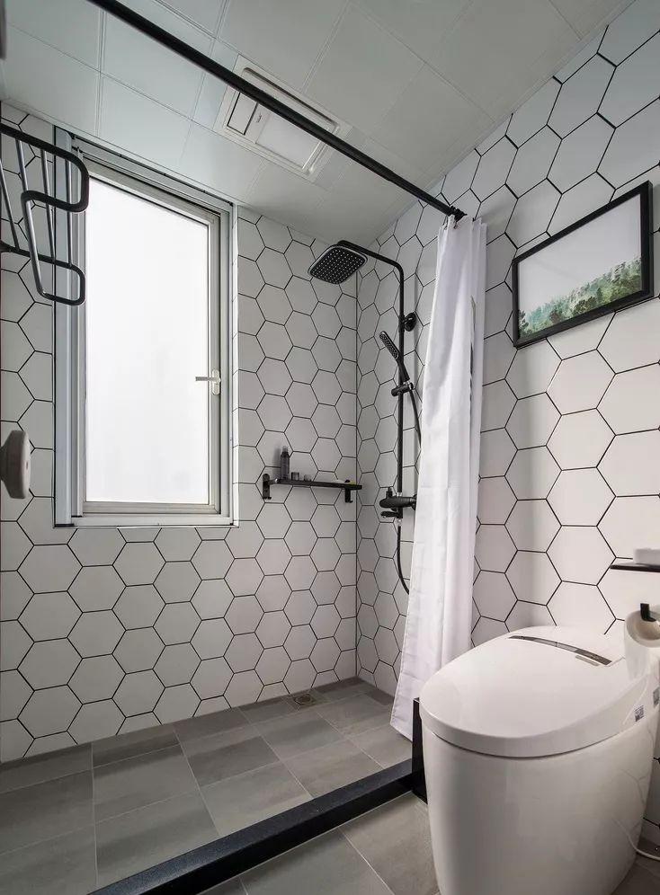 89平两居室，一进门把人迷住，客厅太漂亮了，卫生间还装隐形门！