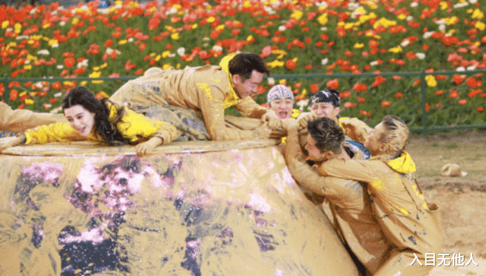 贾玲|户外录节目怕鞋弄脏,竟在农田里铺红毯?网友:果然是“大腕”