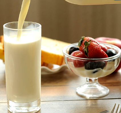 #澳大利亚#恶意抹黑中国的下场！澳大利亚经济不堪重负，奶制品巨头宣布破产