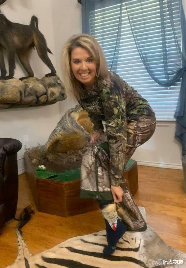 []美女发布猎杀长颈鹿视频还将其尸体制成装饰品：我为狩猎感到自豪
