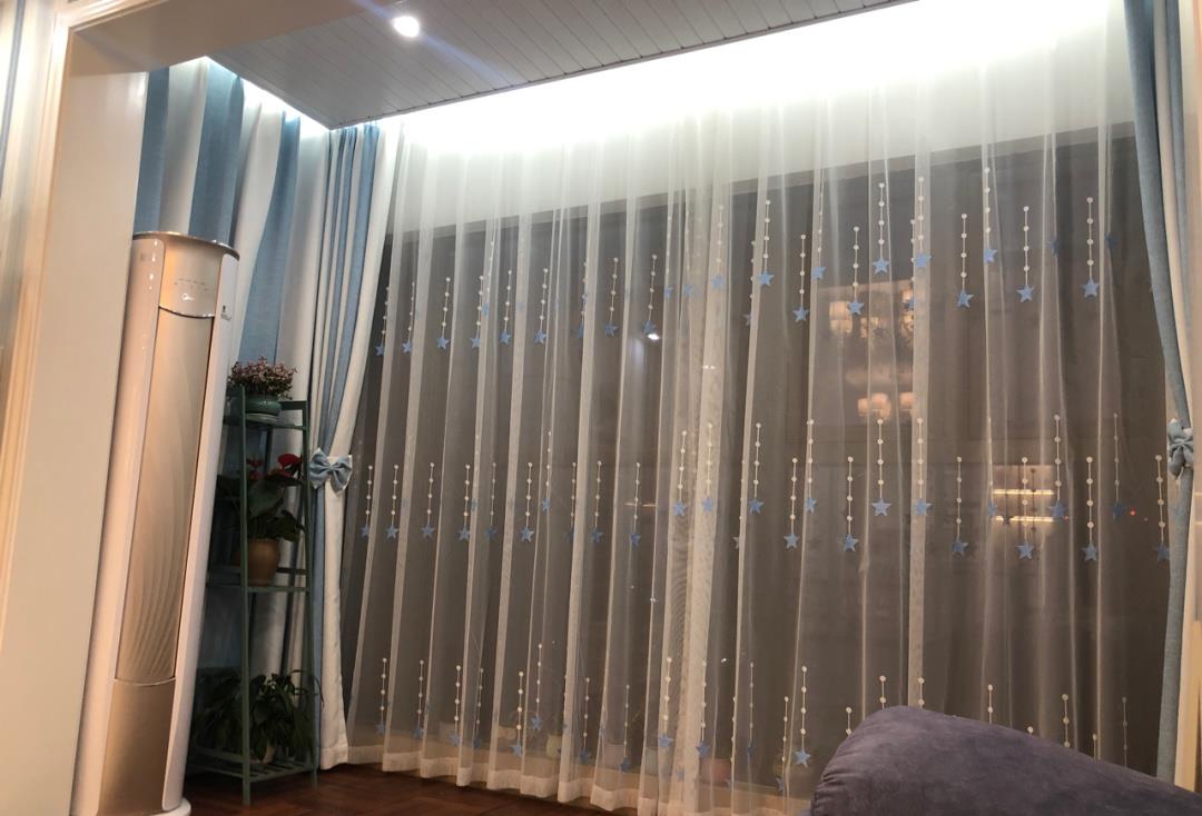 |她家108平精装房改造成地中海风格，墙面贴条纹的壁纸让人羡慕！