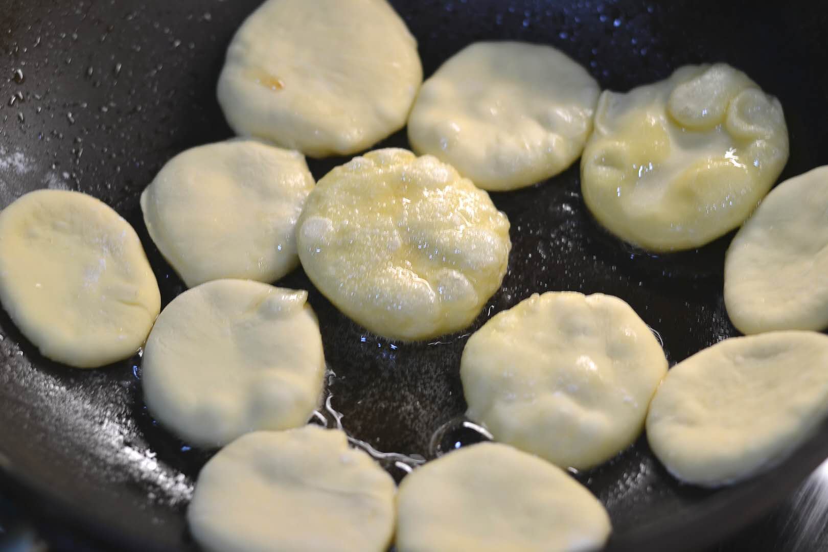 面食：这小饼一上桌，儿子一口气吃10个还说没吃够，柔软咸香，太好吃！