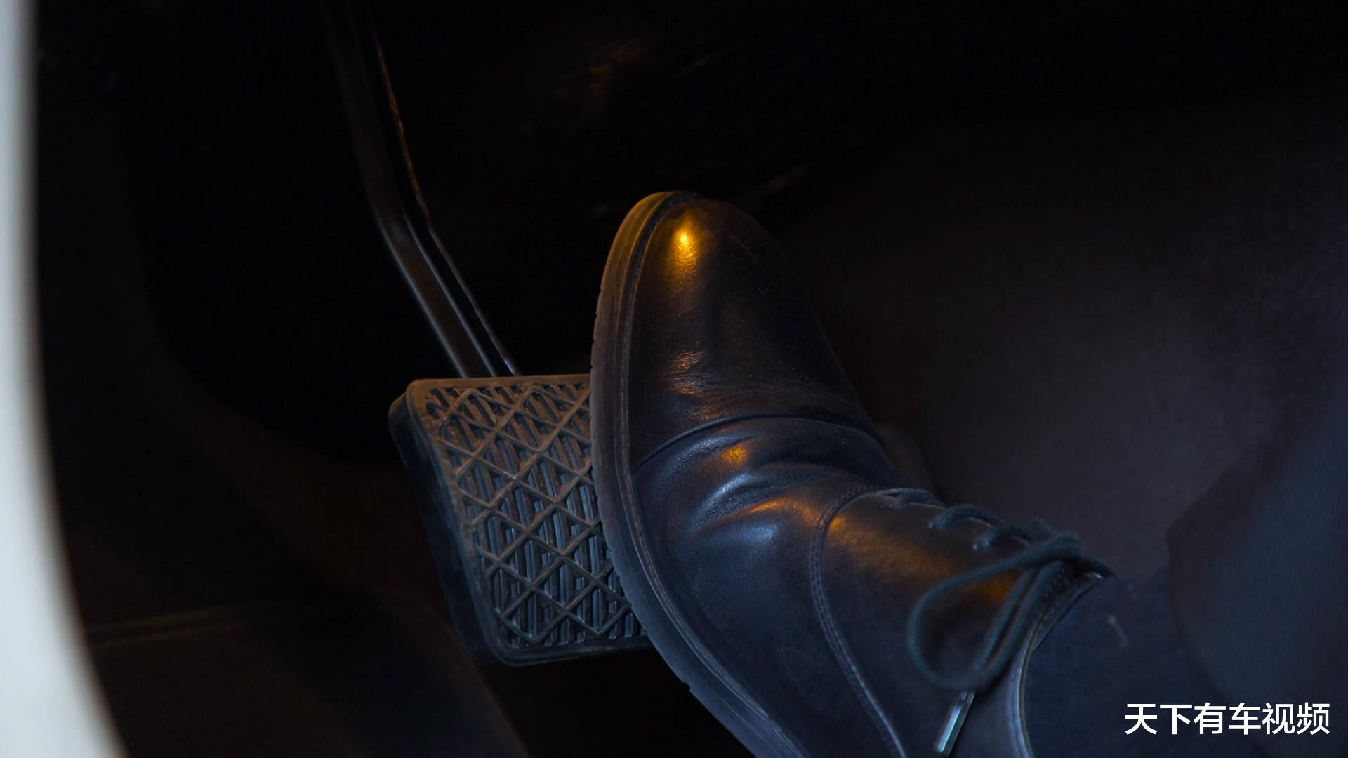 『老司机』自动挡下坡还踩刹车？老司机：不想要命了？快学这招，危险远离你