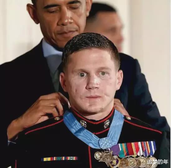 手榴弹：为保护战友扑到手榴弹上, 全身多处撕裂, 他术后的生活让人佩服