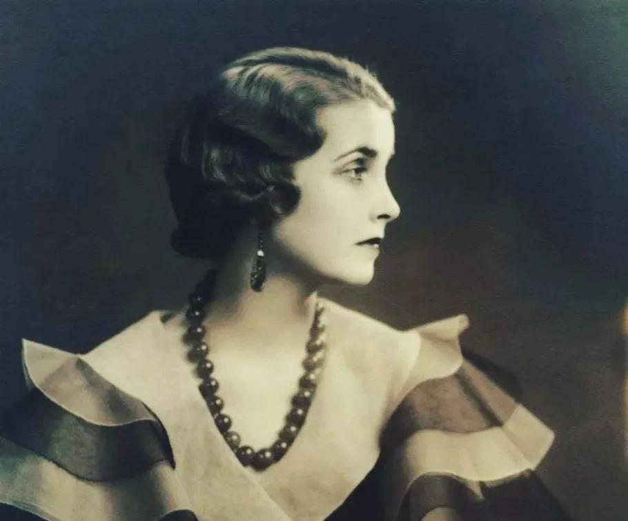 [翡翠]金有价而玉无价，她们手中的玉石之王 — 翡翠，有市无价