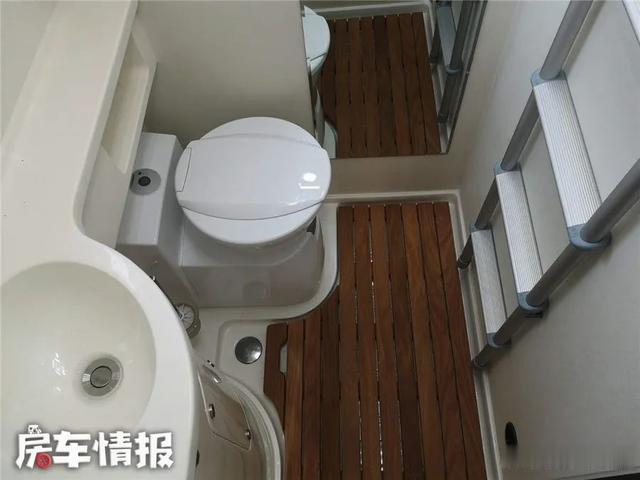 「依维柯房车」适合一家4口的依维柯房车，配3.0T+8AT有3张大床，全家睡挺舒服