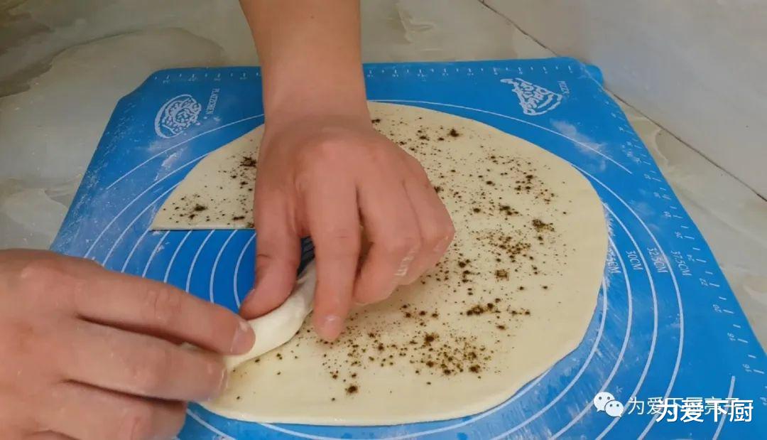 『烙饼』烙饼这做法太香了，开水一烫，柔软筋道又多层，出锅孩子都抢着吃