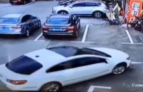 婴儿车：小孩从婴儿车摔落，家长完全没察觉！司机盲区碾压，算谁的错？