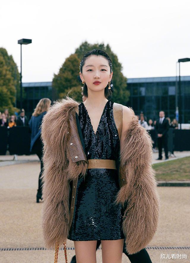 #周冬雨#周冬雨终于忍不住大秀“性感”,平板身材依然美得窒息!