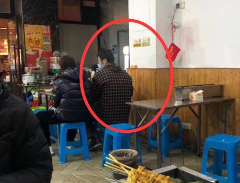 「朱亚文」行走的荷尔蒙朱亚文，回到老家盐城，穿睡衣吃烧烤很接地气