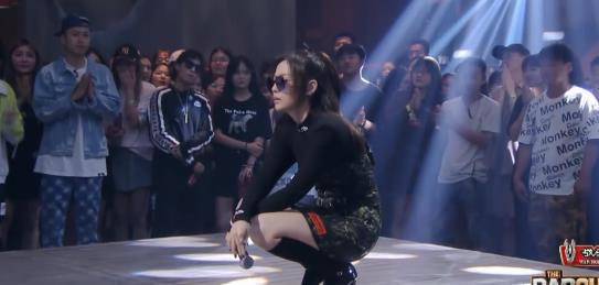 张靓颖|张靓颖公演忘词，自责落泪很内疚，自揭伤疤的歌词太勇敢