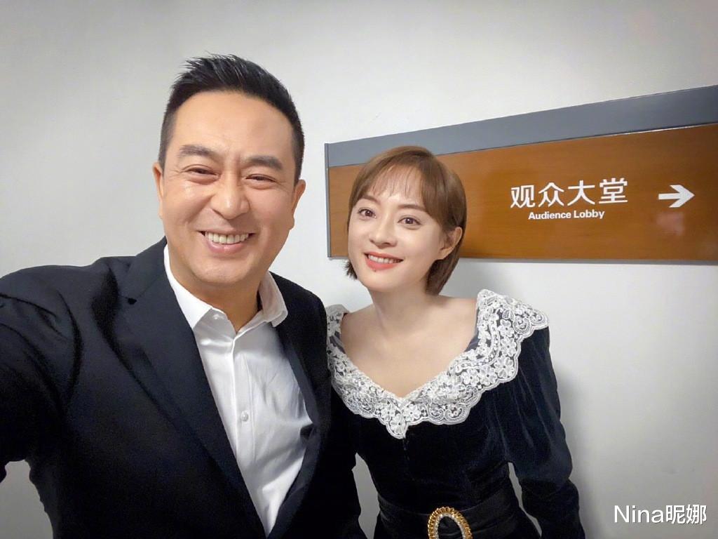 孙俪|孙俪假期独自看展真时髦，穿卫衣绿裤配渔夫帽，罕见大红唇让人看心动