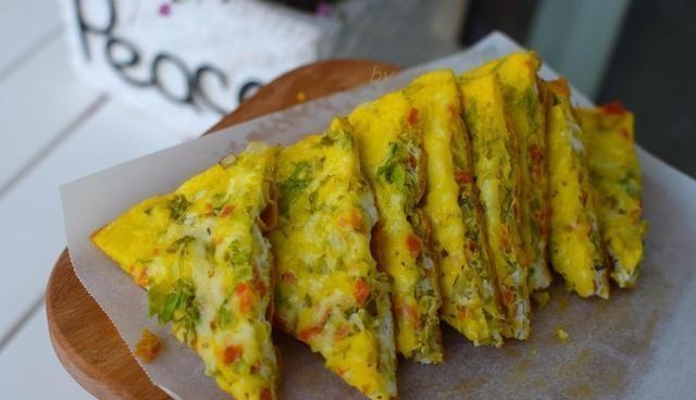 「蛋饼」不用面粉不加水，5个鸡蛋做张饼，搞定一家人早餐，营养好吃