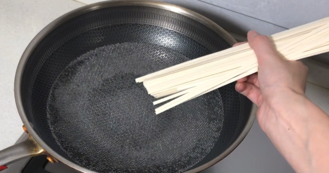 『面条』煮面条,最忌讳开水下锅,面馆师傅透漏“诀窍”,出锅爽滑又筋道