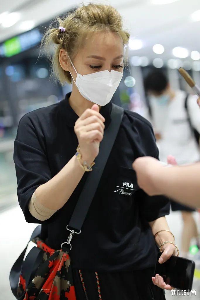 发型▲宁静的时尚太难懂，一头金发都不算过分，发型才是硬伤